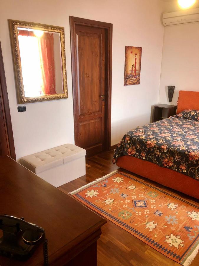 B&B Roomantic & Piscina Idromassaggio Чефалу Экстерьер фото