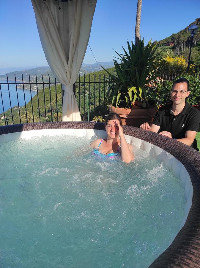 B&B Roomantic & Piscina Idromassaggio Чефалу Экстерьер фото