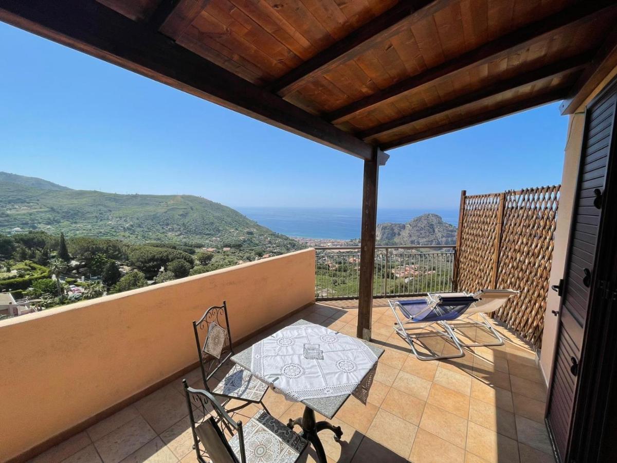 B&B Roomantic & Piscina Idromassaggio Чефалу Экстерьер фото