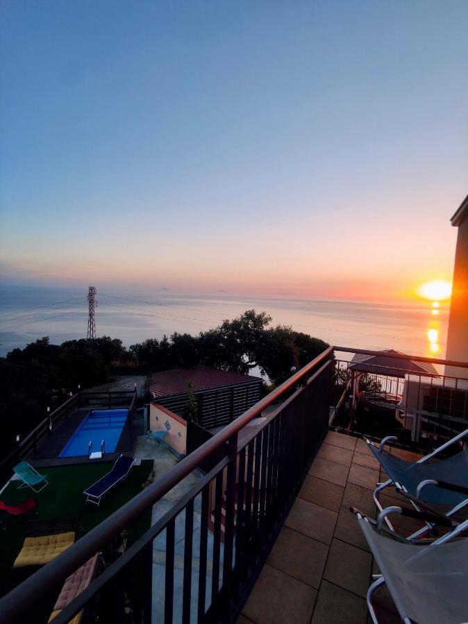 B&B Roomantic & Piscina Idromassaggio Чефалу Экстерьер фото